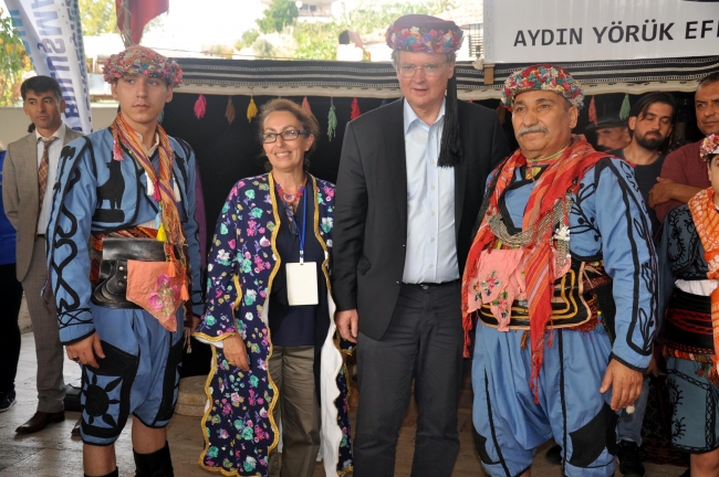 AB büyükelçileri Aydın'da zeybek oynadı