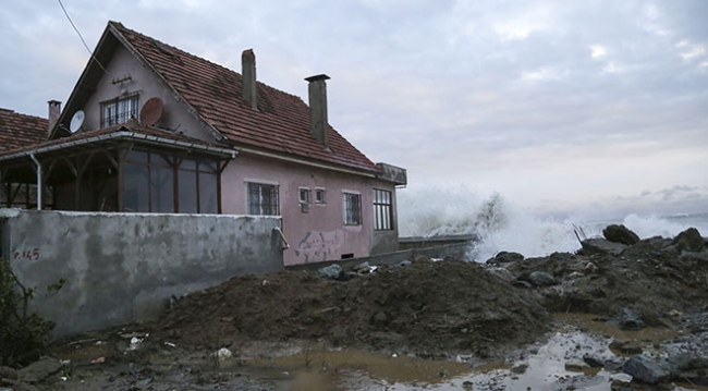 Dev dalgalar yerleşim birimlerine zarar verdi