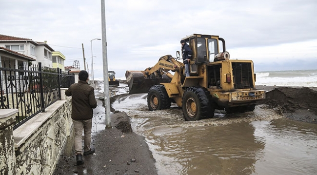 Dev dalgalar yerleşim birimlerine zarar verdi