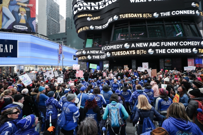 ABD'de on binlerce kişi Trump'ı protesto etti