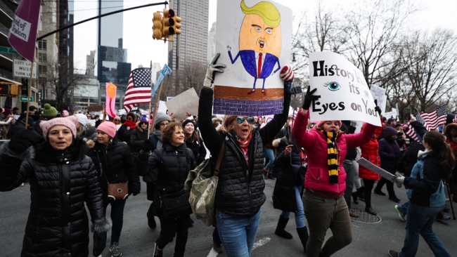 ABD'de on binlerce kişi Trump'ı protesto etti