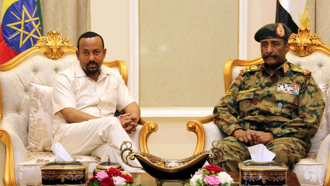 Sudan Egemenlik Konseyi Başkanı ve ordunun Başkomutanı Abdülfettah el-Burhan(sağda), Etiyopya Başbakanı Abiy Ahmed (solda). Fotoğraf: Retuers