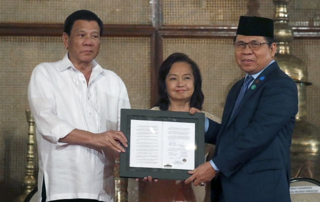 Moro Müslümanlarına özerklik getiren yasa teslim edildi