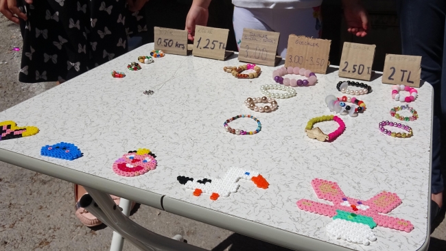Çocuklar sokak hayvanları için bileklik yapıp satıyorlar