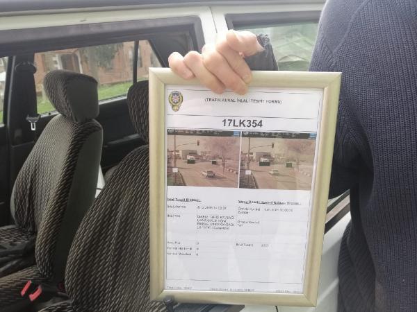 75 yaşında yazılan ilk trafik cezasını çerçeveletip duvara astı