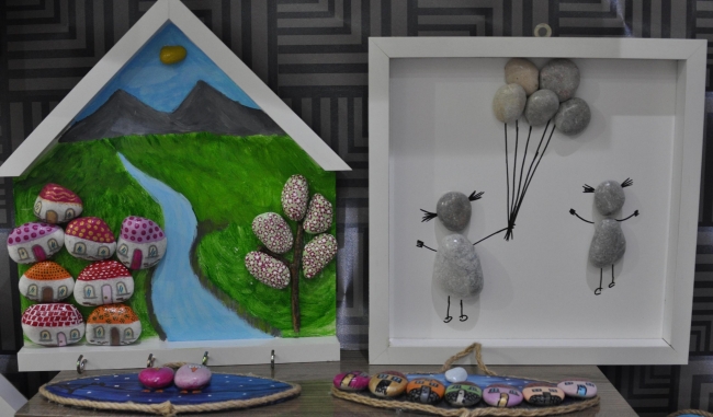 Denizden topladığı taşları sanat eserine dönüştürüyor
