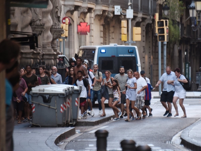 İspanya'da minibüs kalabalığa daldı