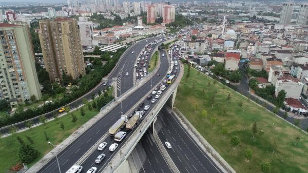 İstanbul'da şiddetli yağış: Trafik kilitlendi, Boğaz'a çamur aktı
