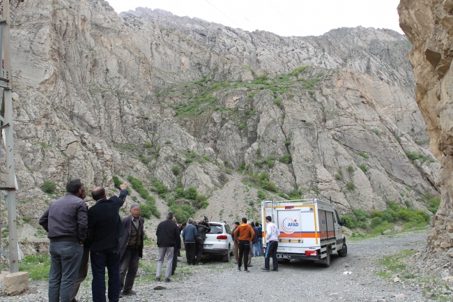 Dağda mahsur kalan yaralıyı Mehmetçik kurtardı