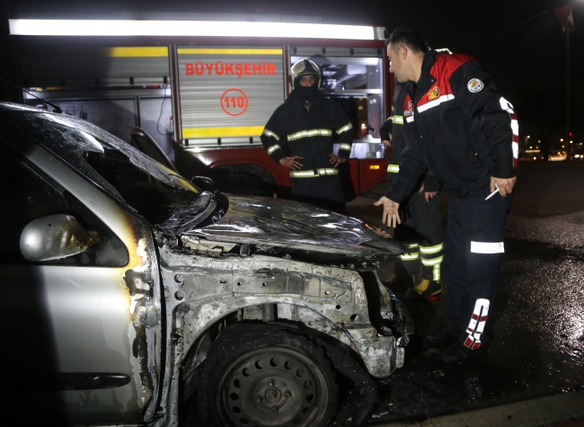 Adana'da seyir halindeki araç yandı