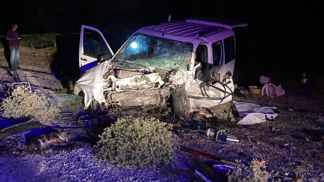 Adana'da hafif ticari araç ile otomobil çarpıştı: 2 ölü, 5 yaralı