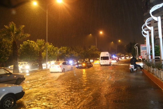 Adana'da sağanak etkili oldu