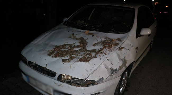 İstinat duvarı çöktü, araçlar altında kaldı