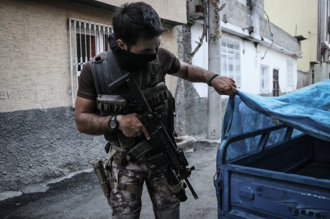 Adana'da uyuşturucu tacirlerine şafak operasyonu
