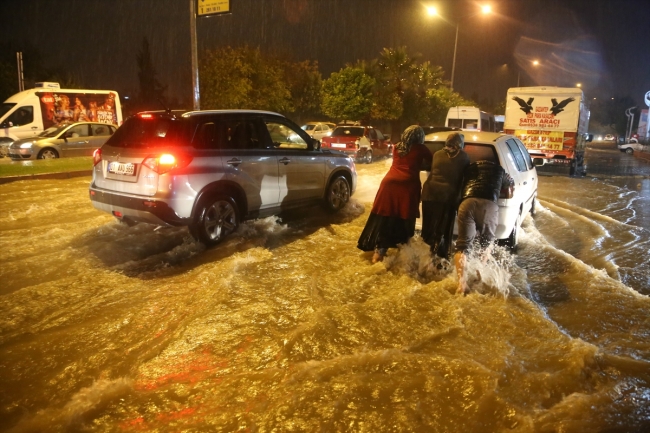 Adana'da sağanak etkili oldu