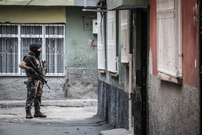 Adana'da uyuşturucu tacirlerine şafak operasyonu