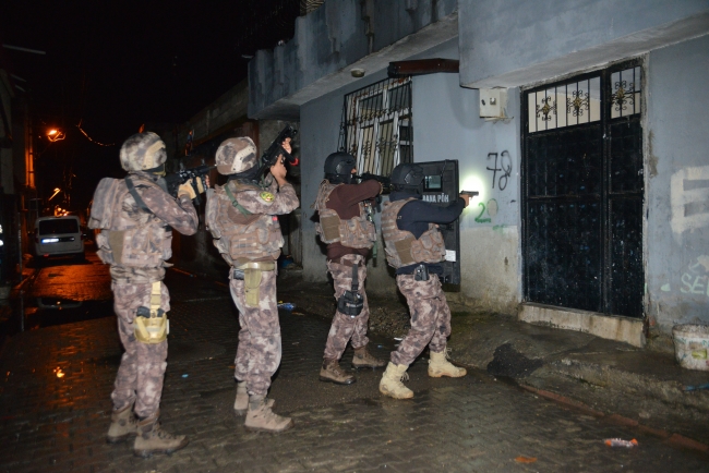 Adana'da şafak vakti "sokak çetesi" baskını: 11 gözaltı