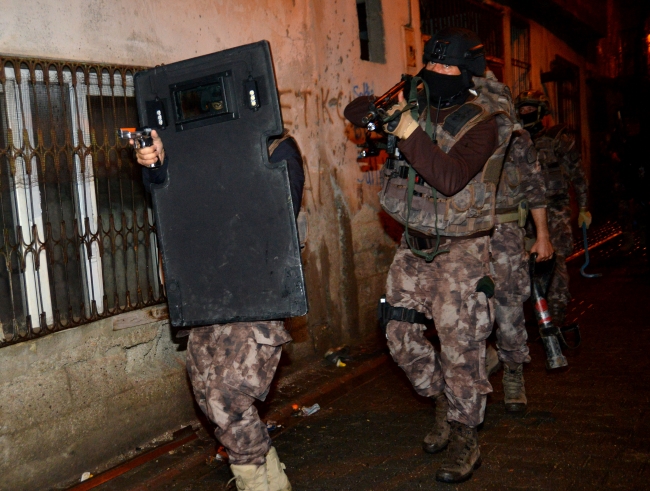 Adana'da şafak vakti "sokak çetesi" baskını: 11 gözaltı