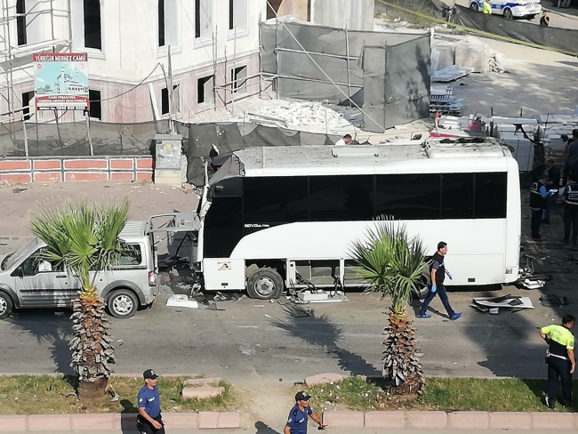 Adana'da özel harekat polislerini taşıyan araca bombalı saldırı