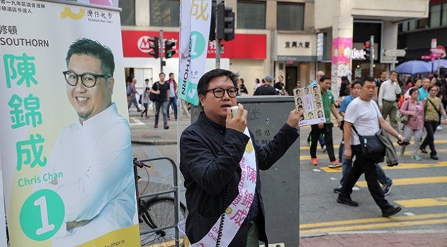 Hong Kong'da adaylar seçim çalışmalarını sürdürüyor. | Fotoğraf: Reuters