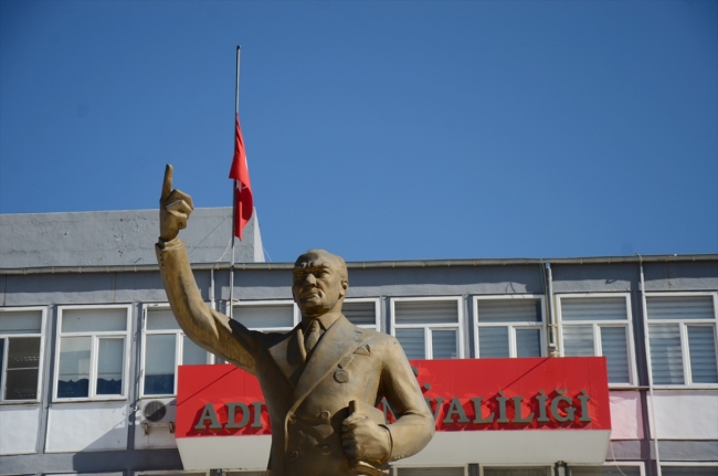 Milli yas nedeniyle bayraklar yarıya indi