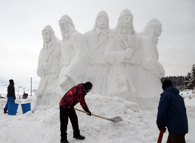 Sarıkamış şehitleri anısına yapılan kardan heykeller tamamlandı