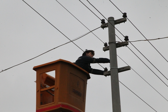 Refiye Dülger'in yüksek gerilim hattındaki tehlikeli mesaisi