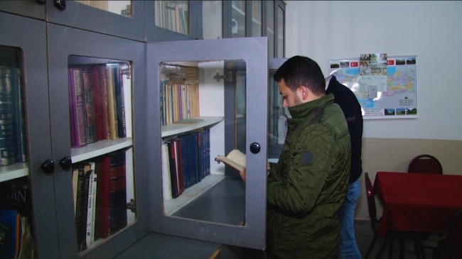 Sakarya'daki köy kahvehanesinde her gün okuma saati yapılıyor