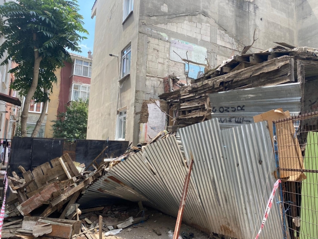 Üsküdar'da 2 katlı ahşap binada çökme