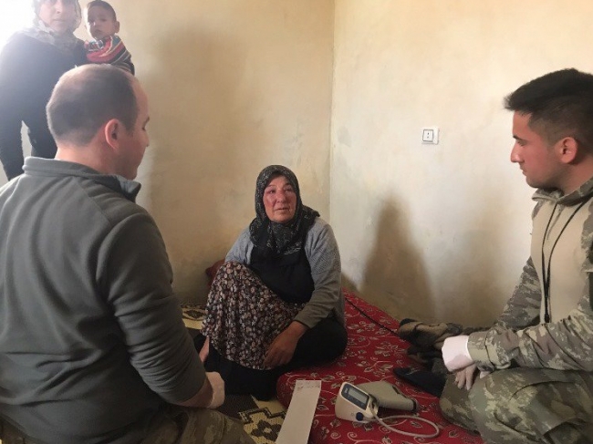 Mehmetçik, teröristlerden arındırılan köylere yardım elini uzatıyor