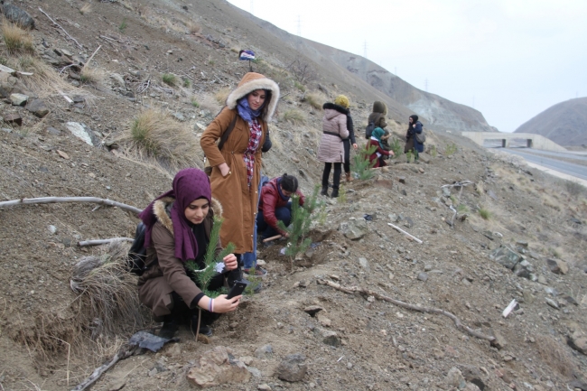 Öğrenciler Afrin şehitleri için 49 fidan dikti