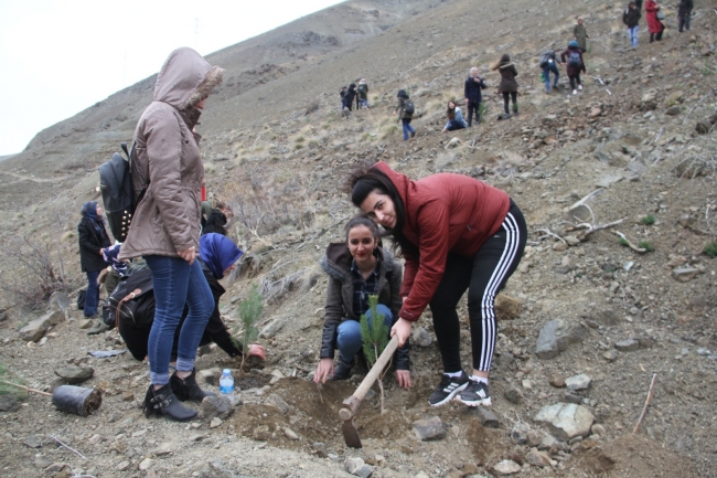 Öğrenciler Afrin şehitleri için 49 fidan dikti
