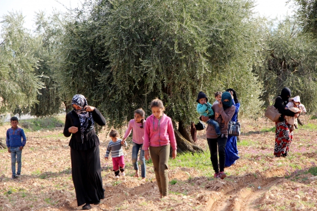 Afrin'de YPG/PKK baskısı altındaki sivillerin kaçışı sürüyor