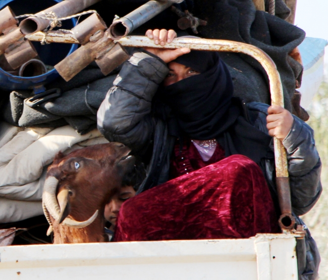 Afrin'de YPG/PKK baskısı altındaki sivillerin kaçışı sürüyor