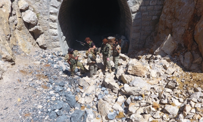 Mehmetçik Afrin’de arama tarama çalışmalarına devam ediyor