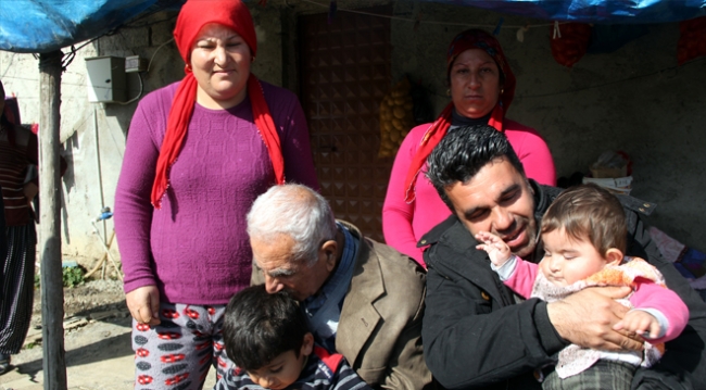 Mehmetçiğin kurtardığı Afrinli yaşlılar çocuklarına kavuştu