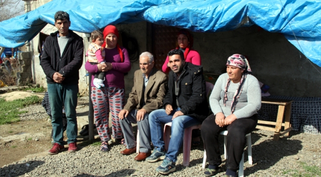 Mehmetçiğin kurtardığı Afrinli yaşlılar çocuklarına kavuştu