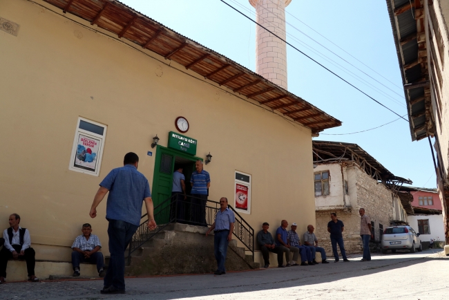 Kediler için cuma namazı sonrası yardım topladılar