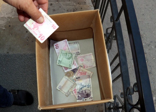 Kediler için cuma namazı sonrası yardım topladılar