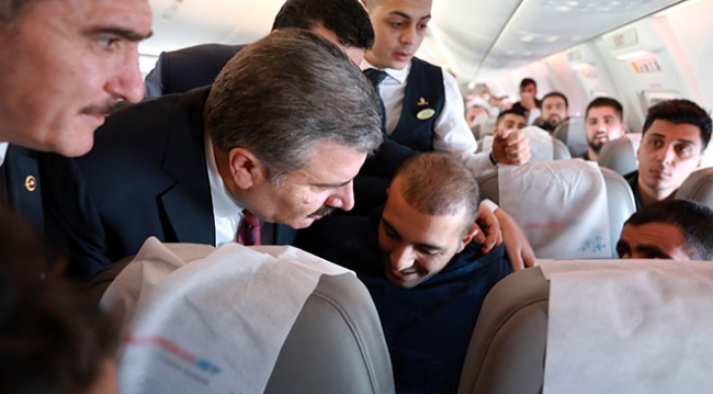 Sağlık Bakanı Koca'dan uçakta fenalaşan yolcuya müdahale