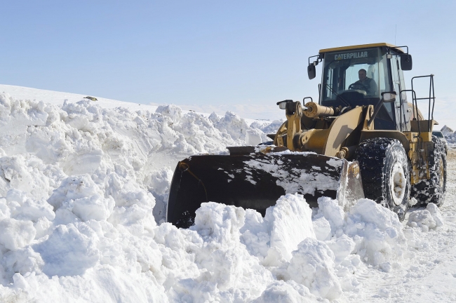 Ağrı'da 3 metre karda ekiplerin zorlu mesaisi