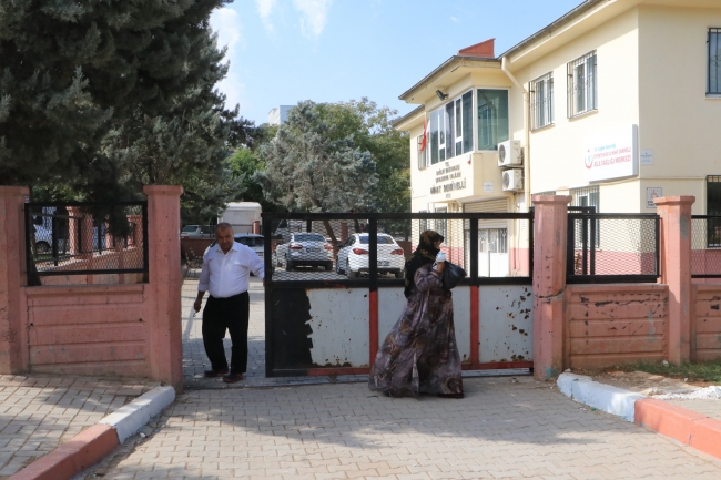 Aile hekimiyle tartışıp merkezin kapısını tekmelediler