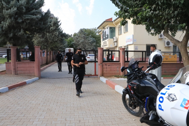 Aile hekimiyle tartışıp merkezin kapısını tekmelediler