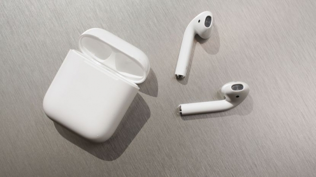 Apple'ın kablosuz kulaklığı AirPods'a "şarj" özelliği geliyor