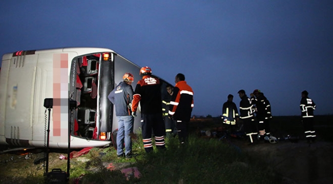 Yolcu otobüsü şarampole devrildi: 4 ölü, 37 yaralı