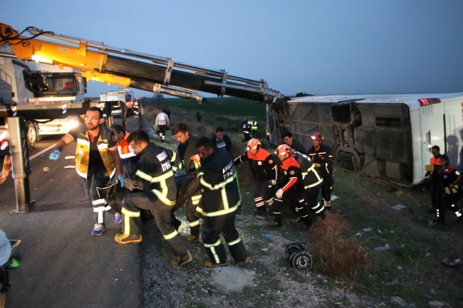 Yolcu otobüsü şarampole devrildi: 4 ölü, 37 yaralı