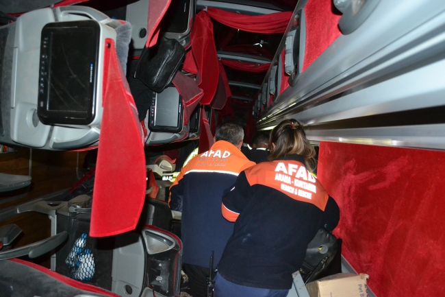Yolcu otobüsü şarampole devrildi: 4 ölü, 37 yaralı