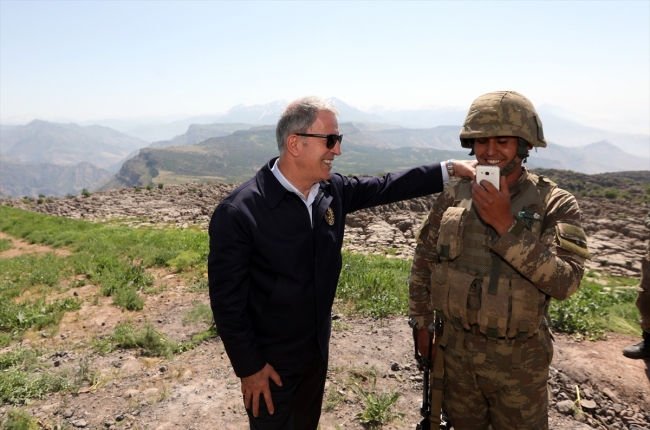 Bakan Akar: Pençe harekat bölgesini teröristlerden arındıracağız