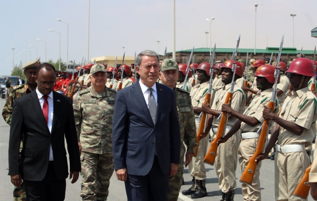 Milli Savunma Bakanı Akar, Somali Cumhurbaşkanı Farmacu ile görüştü