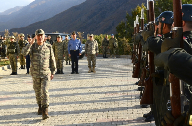 Komutanlar, Şemdinli'de 8 şehidin verildiği bölgeyi inceledi